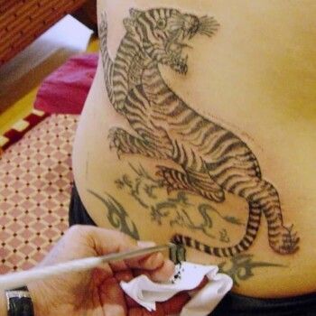 شاهد .. إليكم الطريقة الغريبة التي حصلت فيها أنجلينا جولي وشم ظهرها.. و هذا هو المعنى وراءه