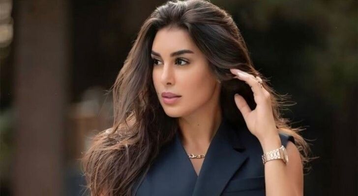 شاهد .. بالصور- ياسمين صبري تضج أنوثة بفستانها اللامع.. إليكم سعر حقيبة يدها من DIOR