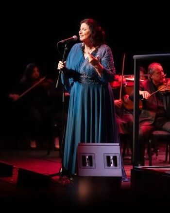 شاهد .. جاهدة وهبي تحتفي بالموسيقار محمد عبد الوهاب وألحانه لأم كلثوم في دار الأوبرا السلطانية العُمانية