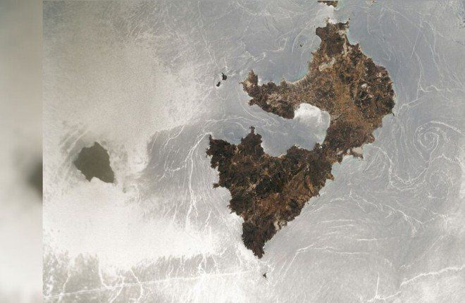 مرآة فضية في السماء.. ظاهرة نادرة تُحوّل البحر الأبيض المتوسط إلى لوحة طبيعية مبهرة