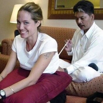 شاهد .. إليكم الطريقة الغريبة التي حصلت فيها أنجلينا جولي وشم ظهرها.. و هذا هو المعنى وراءه