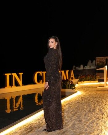 شاهد .. بالصور- ياسمين صبري تضج أنوثة بفستانها اللامع.. إليكم سعر حقيبة يدها من DIOR