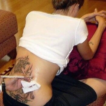 شاهد .. إليكم الطريقة الغريبة التي حصلت فيها أنجلينا جولي وشم ظهرها.. و هذا هو المعنى وراءه