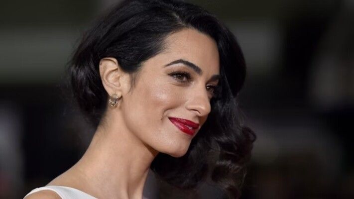 شاهد .. خزانة أمل كلوني تضم أجمل وأثمن الفساتين من أهم دور الأزياء