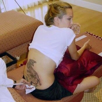 شاهد .. إليكم الطريقة الغريبة التي حصلت فيها أنجلينا جولي وشم ظهرها.. و هذا هو المعنى وراءه