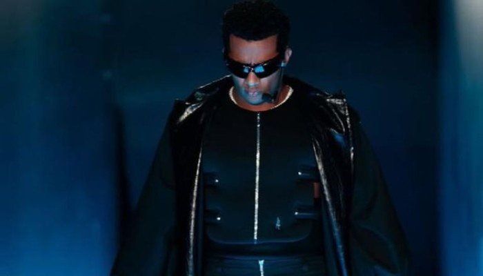 النجم المصري محمد رمضان يفقد قفازه أثناء التصوير ويرصد مكافأة لاسترجاعه.. ما القصة؟