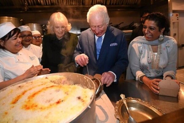 شاهد .. الملك تشارلز والملكة كاميلا يشاركان في تعبئة التمر لدعم المبادرات المجتمعية في لندن