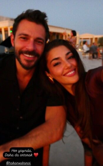 شاهد .. من توقيع إيلي صعب.. هاندا أرتشيل تبهر المتابعين بإطلالة لامعة