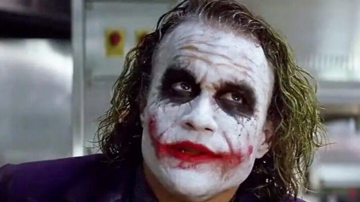شاهد .. هيث ليدجر كان يلعق شفتيه خلال أداء دور Joker.. لن تتوقعوا السبب وراء هذا التصرف