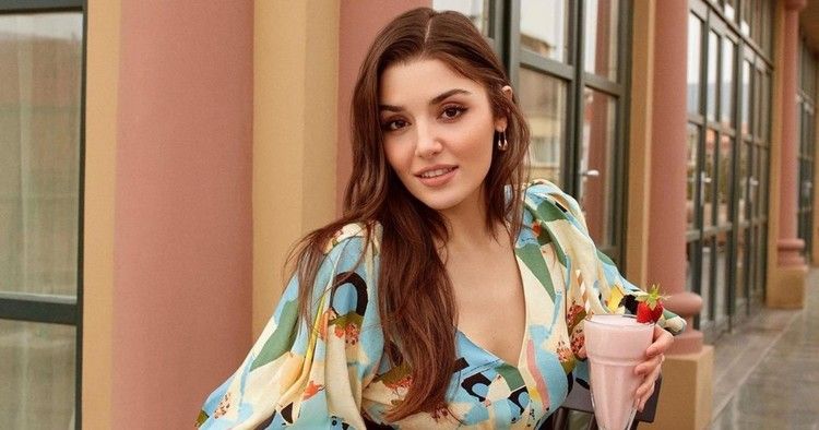 شاهد .. من توقيع إيلي صعب.. هاندا أرتشيل تبهر المتابعين بإطلالة لامعة