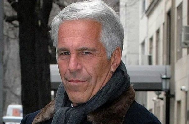 شاهد .. تسريب وثائق مثيرة للجدل عن جيفري إبستاين!