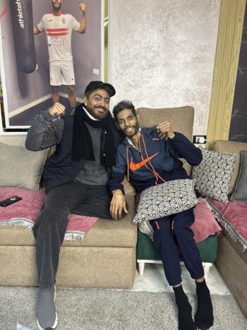 شاهد .. تامر حسني يزور إبراهيم شيكا في منزله بعد تكفله بعلاجه