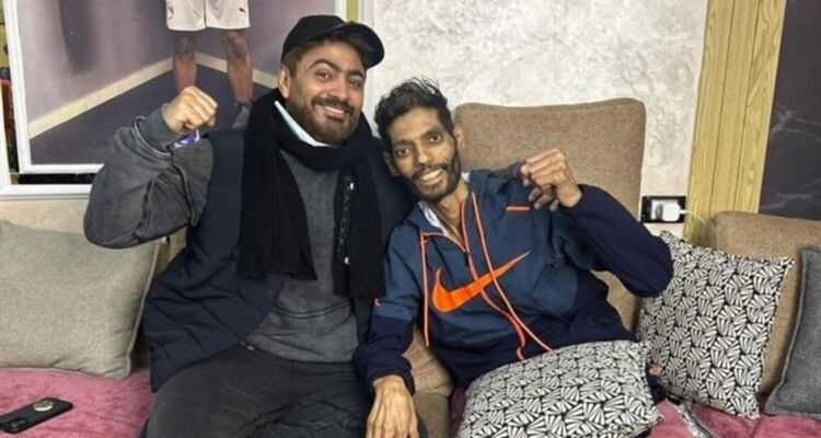 شاهد .. تامر حسني يزور إبراهيم شيكا في منزله بعد تكفله بعلاجه