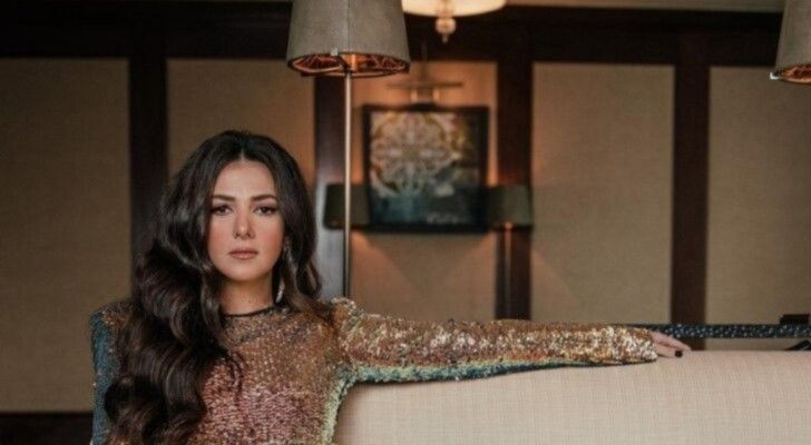 شاهد .. دنيا سمير غانم توجه رسالة حب لوالديها الراحلين بصورة من الطفولة