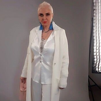 شاهد .. مادلين طبر تحلق شعرها الطويل وتعتمد لوك جريء للغاية