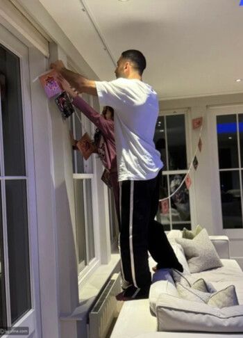 شاهد .. محمد صلاح يشارك لحظات خاصة مع إبنته مكة استعدادا لرمضان