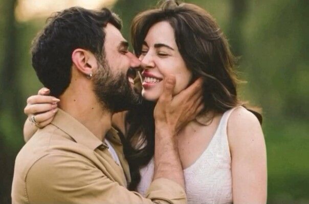 شاهد .. غزل متبادل بين وسام فارس وسارة أبي كنعان