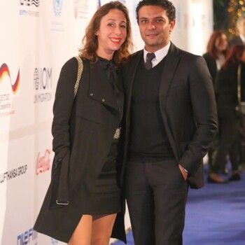 شاهد .. يعبّر دائماً عن حبه لها.. إليكم أجمل صور آسر ياسين وزوجته