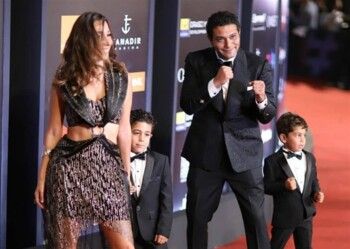 شاهد .. يعبّر دائماً عن حبه لها.. إليكم أجمل صور آسر ياسين وزوجته