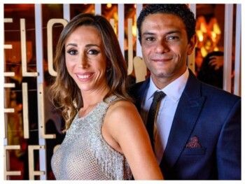 شاهد .. يعبّر دائماً عن حبه لها.. إليكم أجمل صور آسر ياسين وزوجته