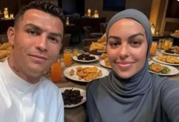 شاهد .. جورجينا رودريجيز تفاجئ جمهورها بإطلالة محتشمة بالحجاب برفقة رونالدو