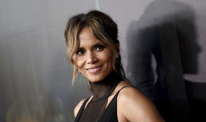 شاهد .. قبلة هالي بيري لهذا الممثل أمام حبيبته في الأوسكار تتصدر الترند