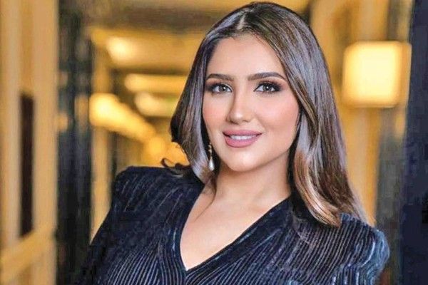 شاهد .. مي عمر تشوق متابعيها لأحداث "إش إش" بصور من الكواليس