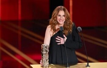 شاهد .. دموع جوليا روبرتس خلال تقليدها وساماً رفيعاً من وزيرة فرنسية