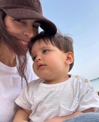 شاهد .. فاليري أبو شقرا تستمتع برفقة إبنها ولطافته تخطـ ـف الأنظار