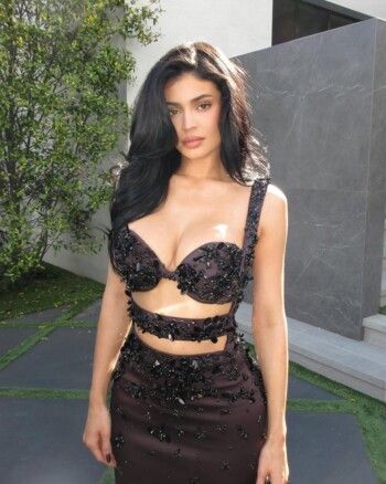 شاهد .. كايلي جينر تختار فستان خيالي من Miu Miu لإطلالتها في الأوسكار