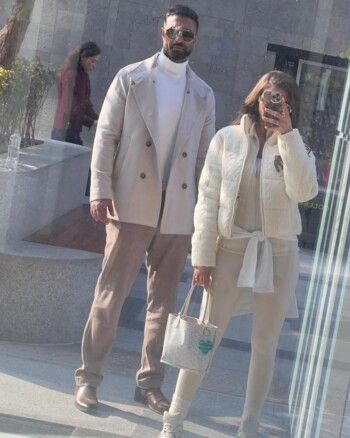 شاهد .. كريم فهمي يشارك لحظة رومنسية مع زوجته دانيا البناوي