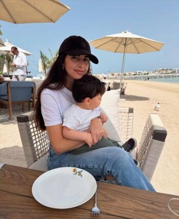 شاهد .. فاليري أبو شقرا تستمتع برفقة إبنها ولطافته تخطـ ـف الأنظار