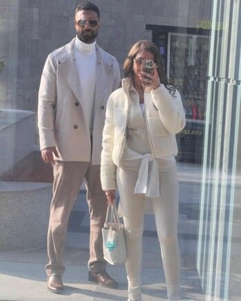 شاهد .. كريم فهمي يشارك لحظة رومنسية مع زوجته دانيا البناوي