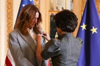 شاهد .. دموع جوليا روبرتس خلال تقليدها وساماً رفيعاً من وزيرة فرنسية