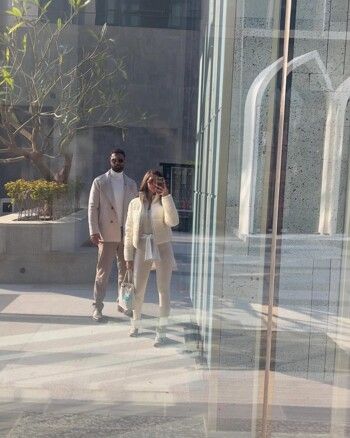 شاهد .. كريم فهمي يشارك لحظة رومنسية مع زوجته دانيا البناوي