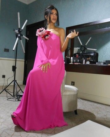 شاهد .. هدى المفتي تخطف القلوب بفستانها المميز