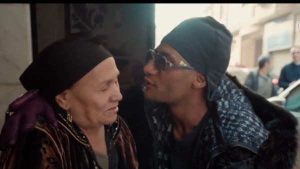 "مدفع رمضان".. سيدة عجوز تحلم بإجراء عملية جراحية ومحمد رمضان يحقق أمنيتها (فيديو)