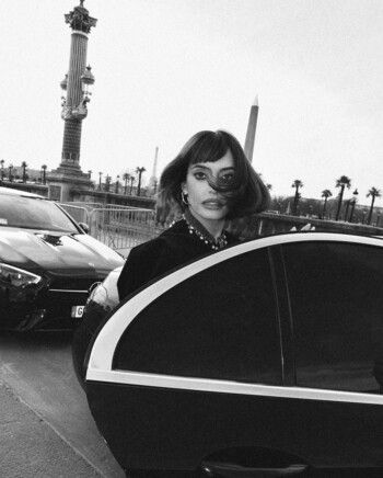 شاهد .. سعر مرتفع جداً لإطلالة كارن وازن من Dior في باريس