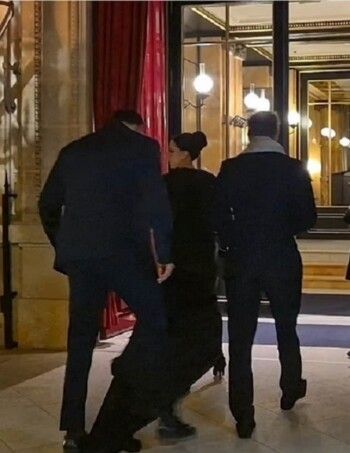 شاهد .. لحظة محرجة لـ حارس الأمن الخاص بـ فيكتوريا بيكهام