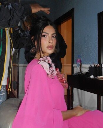 شاهد .. هدى المفتي تخطف القلوب بفستانها المميز