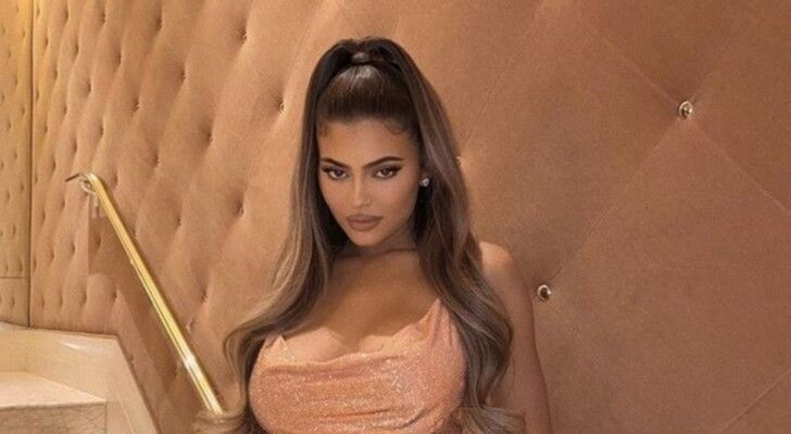 شاهد .. كايلي جينر تستعرض رشاقتها بفستان شفاف كاشف من توقيع Ashi