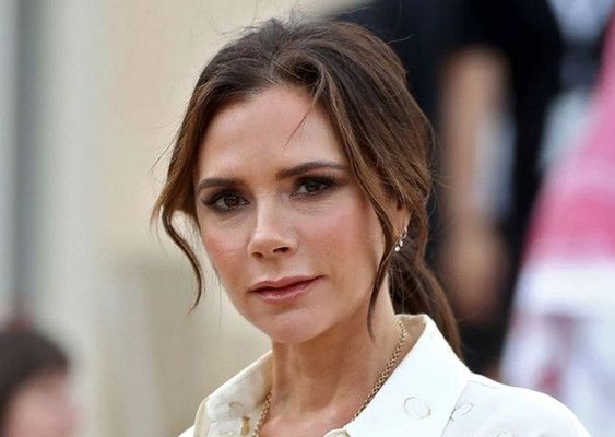 شاهد .. لحظة محرجة لـ حارس الأمن الخاص بـ فيكتوريا بيكهام