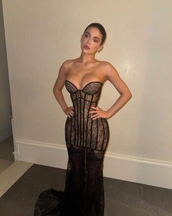 شاهد .. كايلي جينر تستعرض رشاقتها بفستان شفاف كاشف من توقيع Ashi