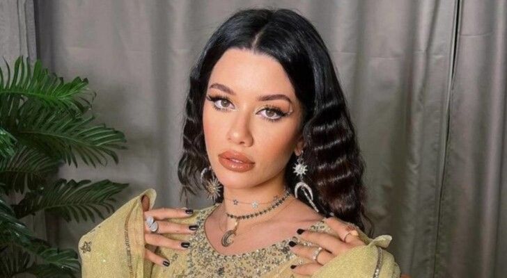 شاهد .. سينتيا خليفة تقارن صورها بين الحاضر و الطفولة