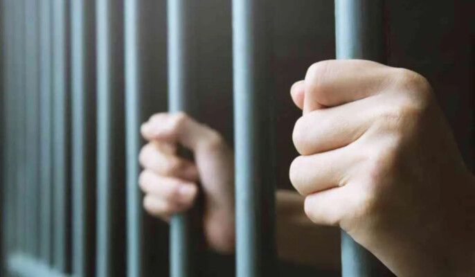 شاهد .. الحكم بسجن فنان شهير 4 سنوات بسبب كلمات أغنيته