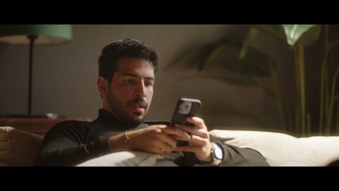 محمود ياسين جونيور يتلقى درسًا من كريم فهمي في كيفية معاملة الأنثى في مسلسل وتقابل حبيب