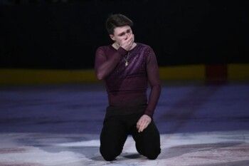 شاهد .. دموع على الجليد بعد رقصة قدمها تكريماً لوالديه