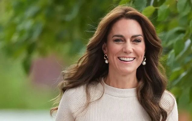 شاهد .. كيت ميدلتون تتألق بسترة قديمة بعد 18 عامًا