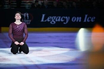 شاهد .. دموع على الجليد بعد رقصة قدمها تكريماً لوالديه