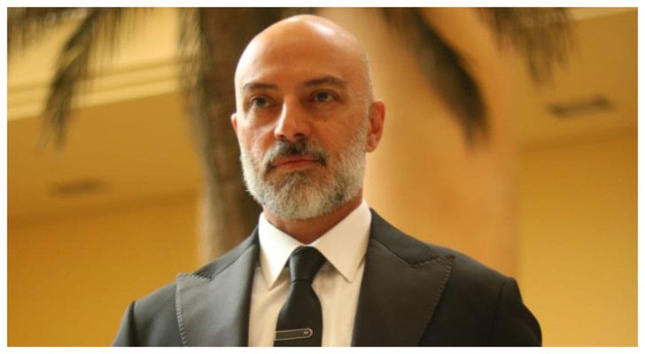 شاهد .. كميل متى برسالة مؤثرة عن الوالدين "داخل كل واحد منهما طفل"